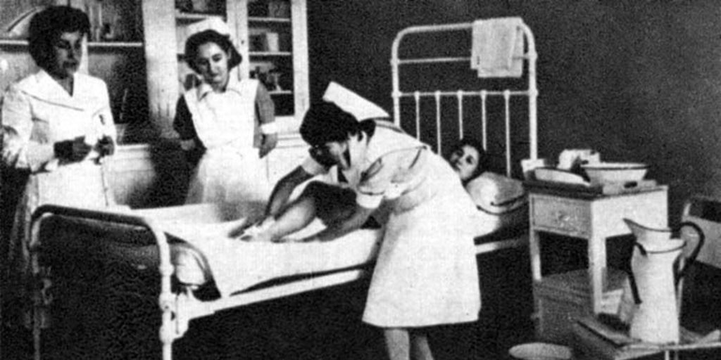 Alumnas de Enfermería de la Universidad de Chile : práctica en el hospital, 1948