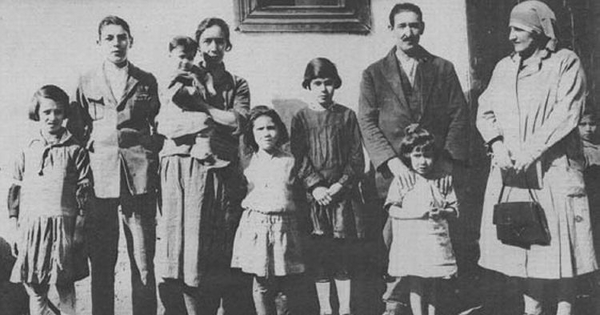 Familia constituida legalmente, siendo inspeccionada por la Visitadora social, 1928
