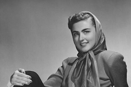 Mujer con pañuelo en la cabeza, hacia 1948