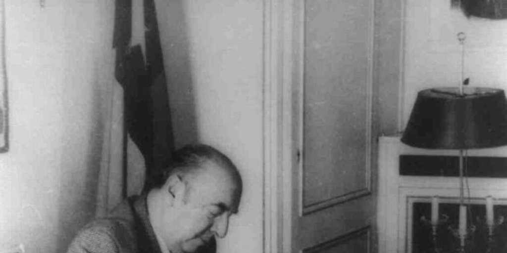 Pablo Neruda trabajando en su oficina en Paris, 1972