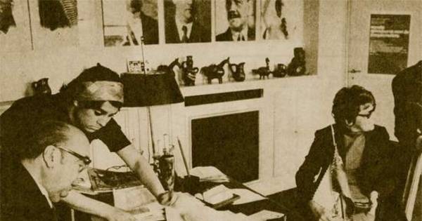 Pablo Neruda en su despacho de la embajada de Chile en Francia, 1972