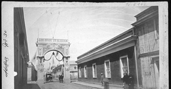 Copiapó, calle con arco de la colonia italiana