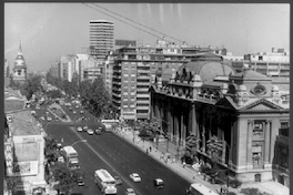 Alameda Bernardo O´Higgins, a la derecha se observa el edificio de la Biblioteca Nacional, ca. 1972