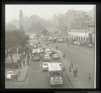 Calle Ismael Valdés Vergara, a un costado se aprecia el Mercado Central, ca. 1968