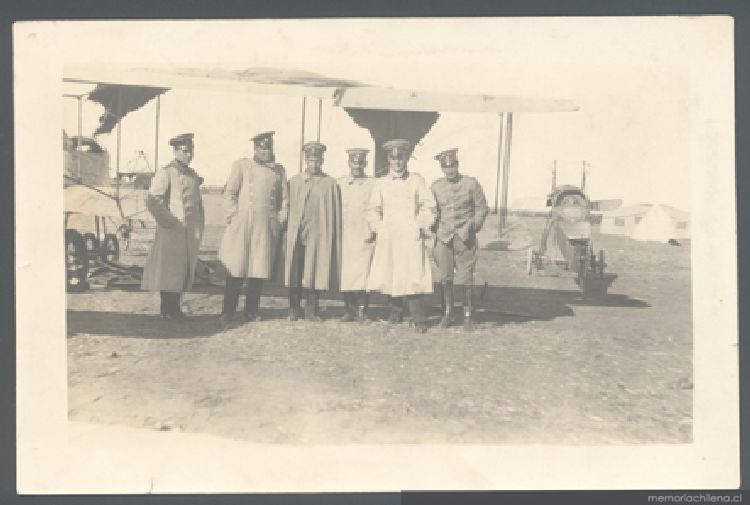Grupo de oficiales frente a aviones, ca. 1925