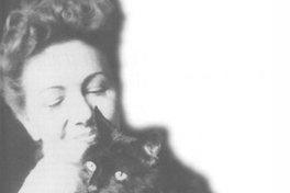 Lenka Franulic con su gata, hacia mediados década 1950