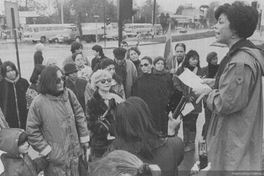 Patricia Verdugo durante una manifestación del Movimiento Mujeres por la Vida, 1983