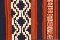 Detalle de makuñ, poncho con tejido ñimin y teñido con amarras