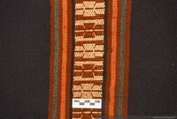 Detalle de makuñ, poncho con tejido ñimin y wirin de colores