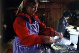 Mujeres mapuche cocinando