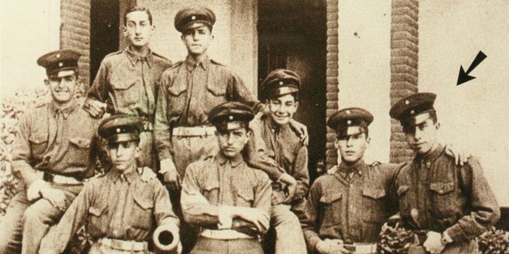 Augusto Pinochet junto a un grupo de cadetes en la antigua Escuela Militar