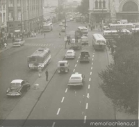 Transporte público y particular en la calle Ismael Valdés Vergara, Santiago, ca. 1970