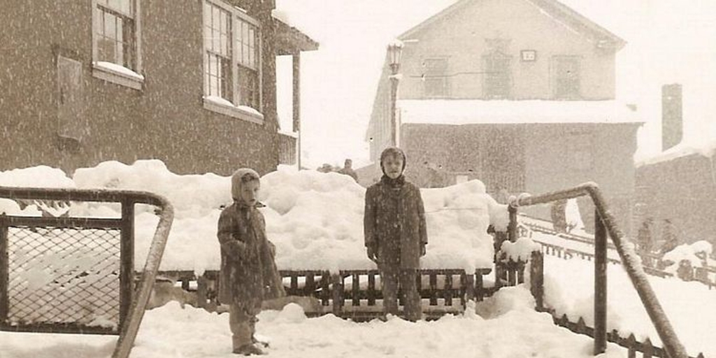 Niños juegan con nieve, Sewell, ca. 1950