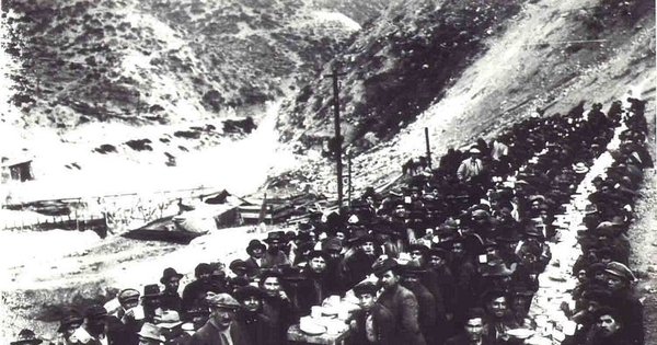 Los mineros de Sewell, almuerzan después de su turno de trabajo
