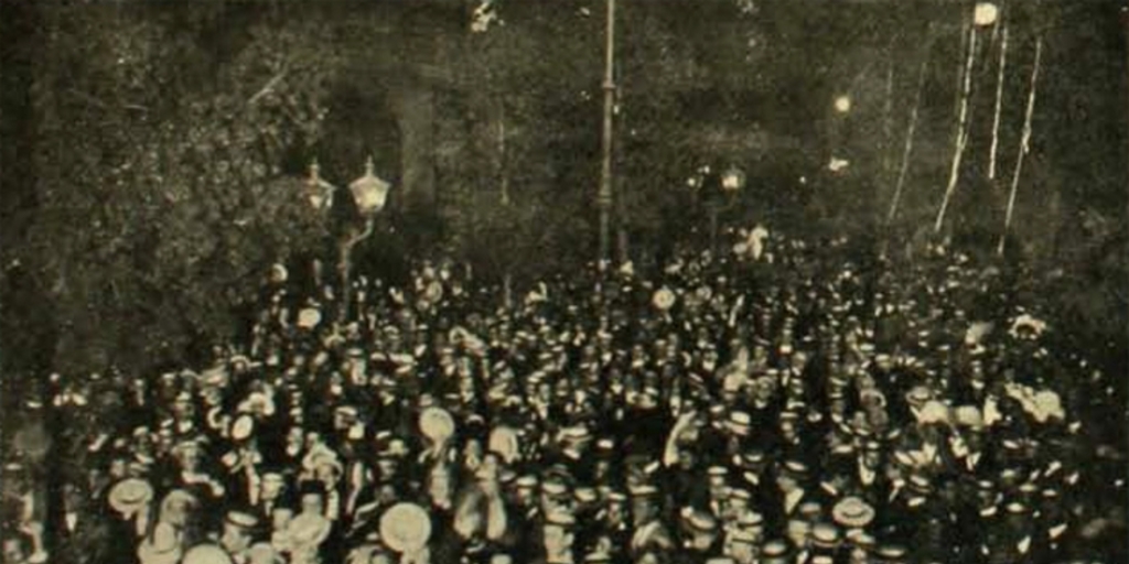 Año Nuevo en la Plaza de Armas de Santiago, medianoche del 31 de diciembre de 1908