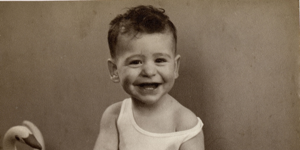 Niño con camiseta blanca y cisne de juguete, 1950