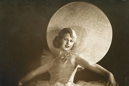 Mujer joven en tenida de fiesta, entre 1928 y 1930