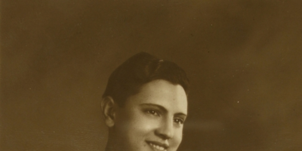 Hombre joven moreno de pelo corto con terno y chaleco a rayas, entre 1940 y 1950
