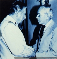 Augusto Pinochet saluda a Enrique Ortúzar, Presidente de la Comisión de Estudios de la Nueva Constitución