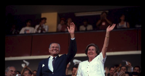 Patricio Aylwin y su esposa Leonor Oyarzún, en celebración en Estadio Nacional por su elección como Presidente de la República en 1989