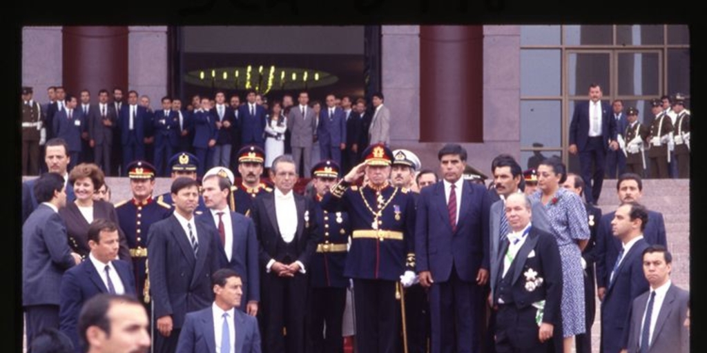 Augusto Pinochet en la ceremonia de cambio de mando, 1990