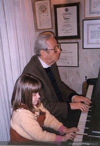 Juan Lémann tocando piano con su nieta Nicole, 1992
