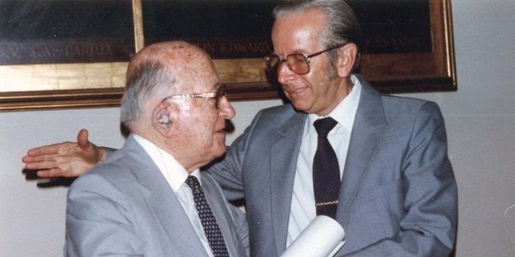 Juan Lémann es recibido como Miembro de Número de la Academia Chilena de Bellas Artes por Domingo Santa Cruz, 1983