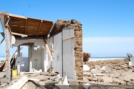 Vivienda destruida por el terremoto y tsunami, Iloca, febrero de 2010