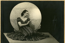 Mujer sobre fondo lunar, Punta Arenas, ca. 1940
