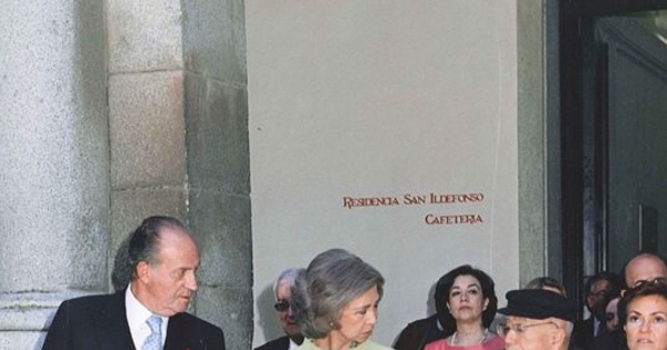 Gonzalo Rojas saliendo del Paraninfo de la Universidad de Alcalá de Henares luego de recibir el Premio Cervantes 2003, acompañado de los Reyes de España, 23 de abril de 2004