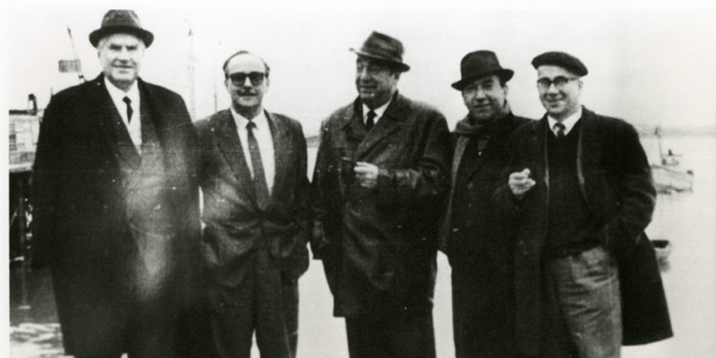 Manuel Rojas junto al Dr. San Martín, Pablo Neruda, Fernando Alegría y Gonzalo Rojas, San Vicente, Talcahuano, 1964